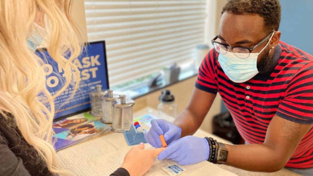 Caracole. Image shows a medical worker talking to a patient.